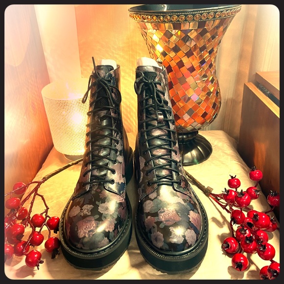 Kendall + Kylie NWT flowered combat boots - Picture 1 of 6